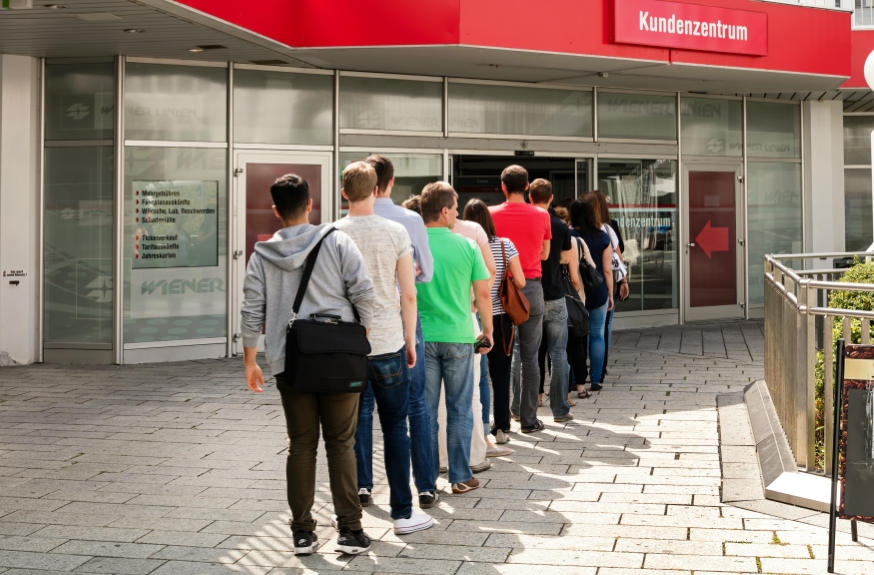 Kundenzentrum der Wiener Linien in Erdberg mit Warteschlange, August 2016