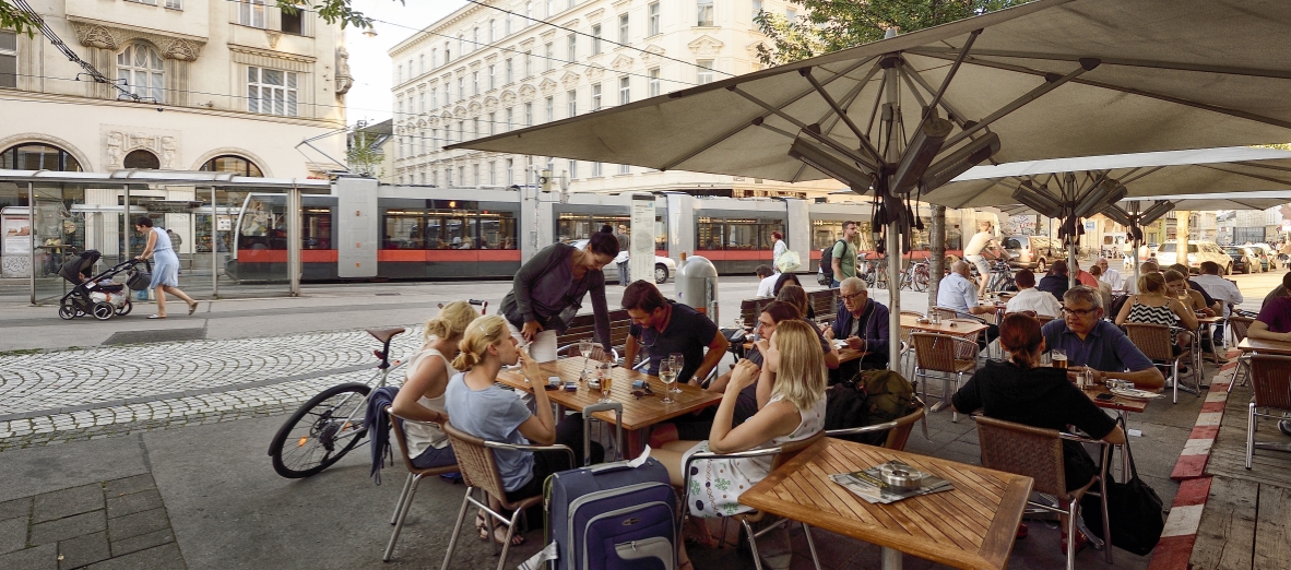 Straßenbahn der Linie 49 am Siebensternplatz.