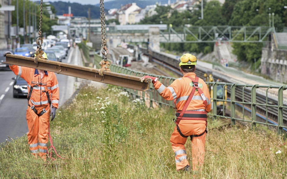 Entfernung der Weichen bei der Wendeanlage nahe der Station Hietzing.