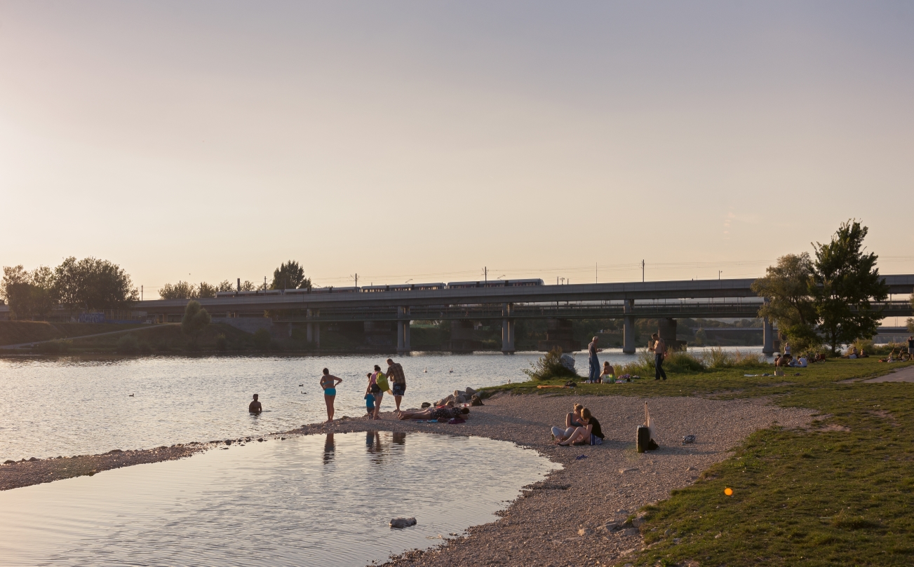 U6  Station Neue Donau mit T-Zug und Badegäste an der Donauinsel