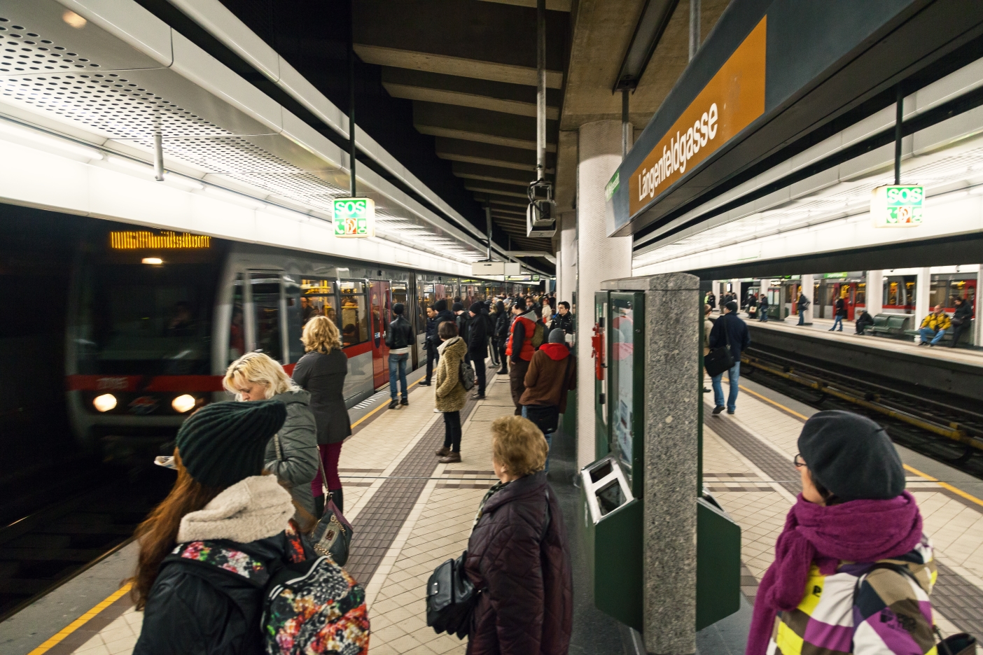 U-Bahn Zug der Linie U6 in Fahrtrichtung Floridsdorf beim Halt Station Längenfeldgasse.