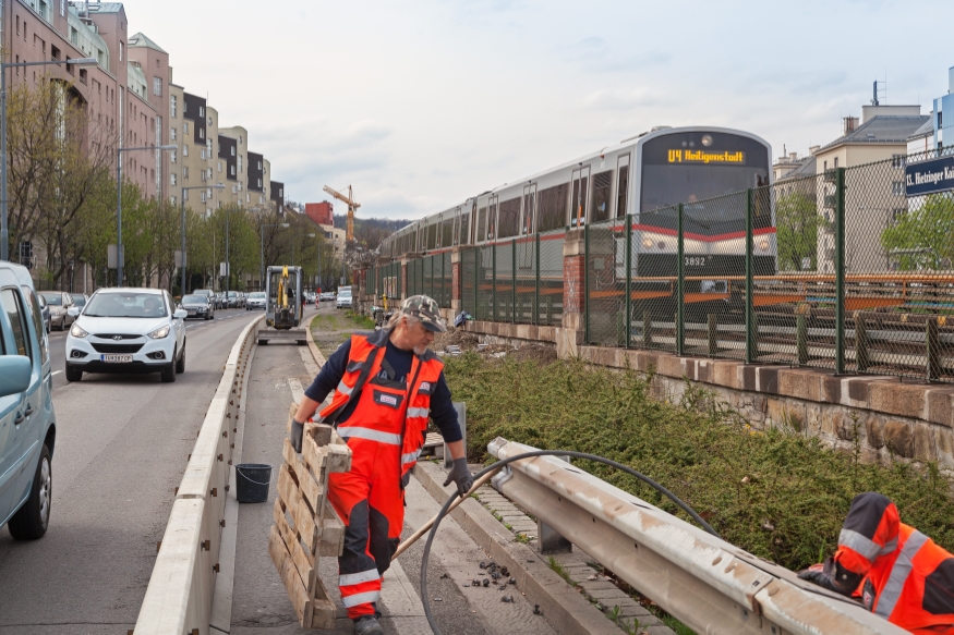 U-Bahn Zug der Linie U4 zwischen Hütteldorf und Ober St Veit, Hietzinger kai, April 16