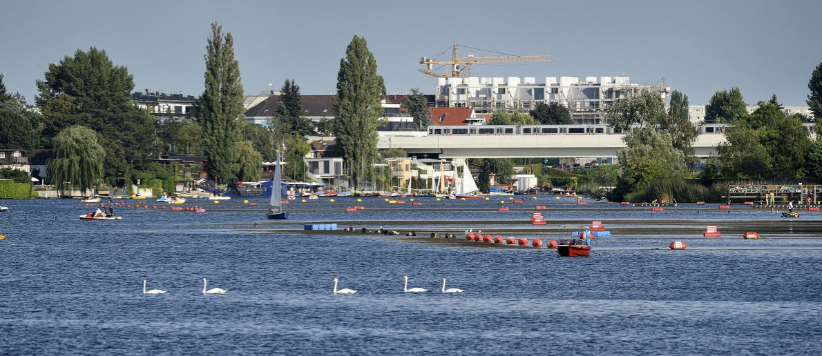 Zug der Linie U1 auf der Brücke über die Alte Donau.