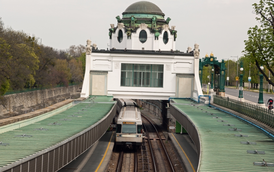 U-Bahn Station Hietzing mit Kaiserpavillion und Zug Richtung Hütteldorf, April 2016