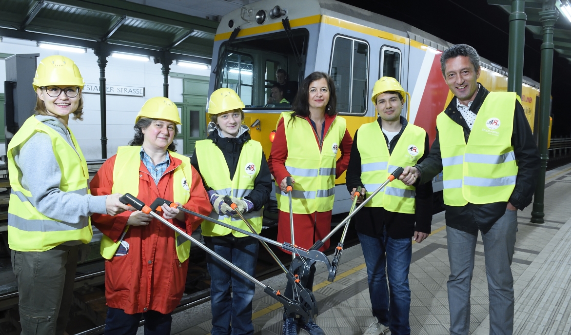 Reinigung des Gleisbereichs der U6 Trasse zwischen den Stationen Josefstädter Straße und Thaliastraße durch 25 Teilnehmer die per Heute-Gewinnspiel ausgewählt werden. Mit dabei auch Stadträtin Ulli Sima.