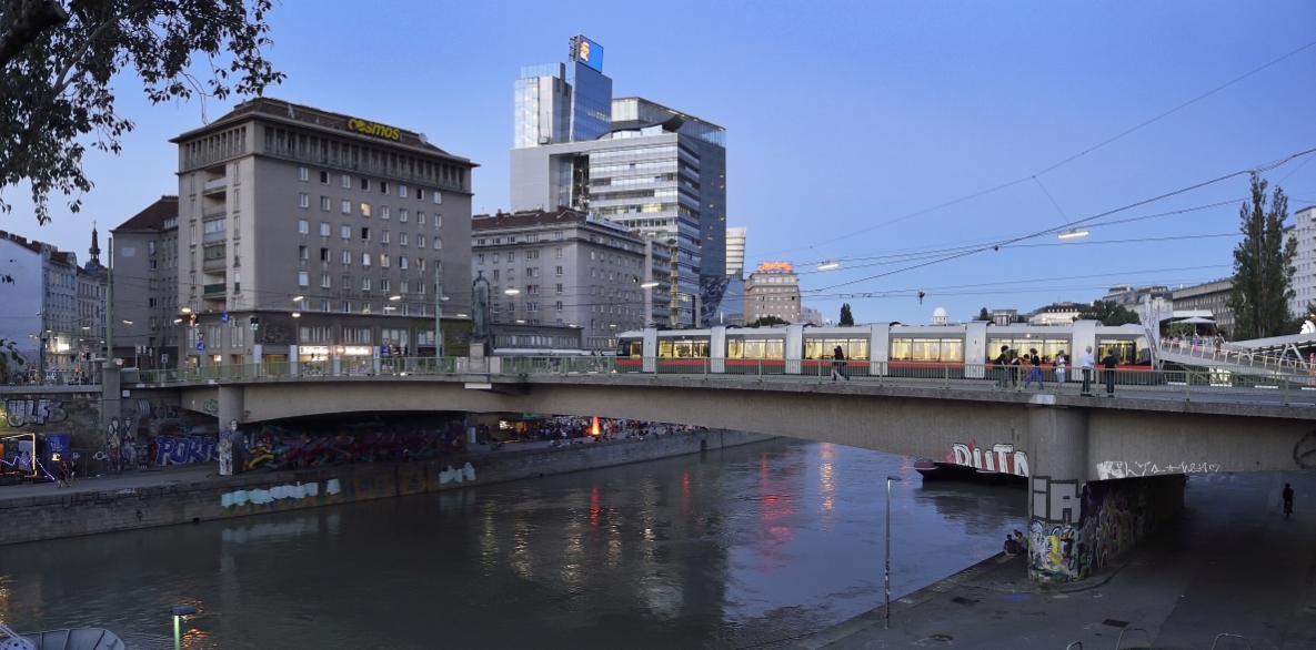 Straßenbahn der Linie 2 auf der Marienbrücke.