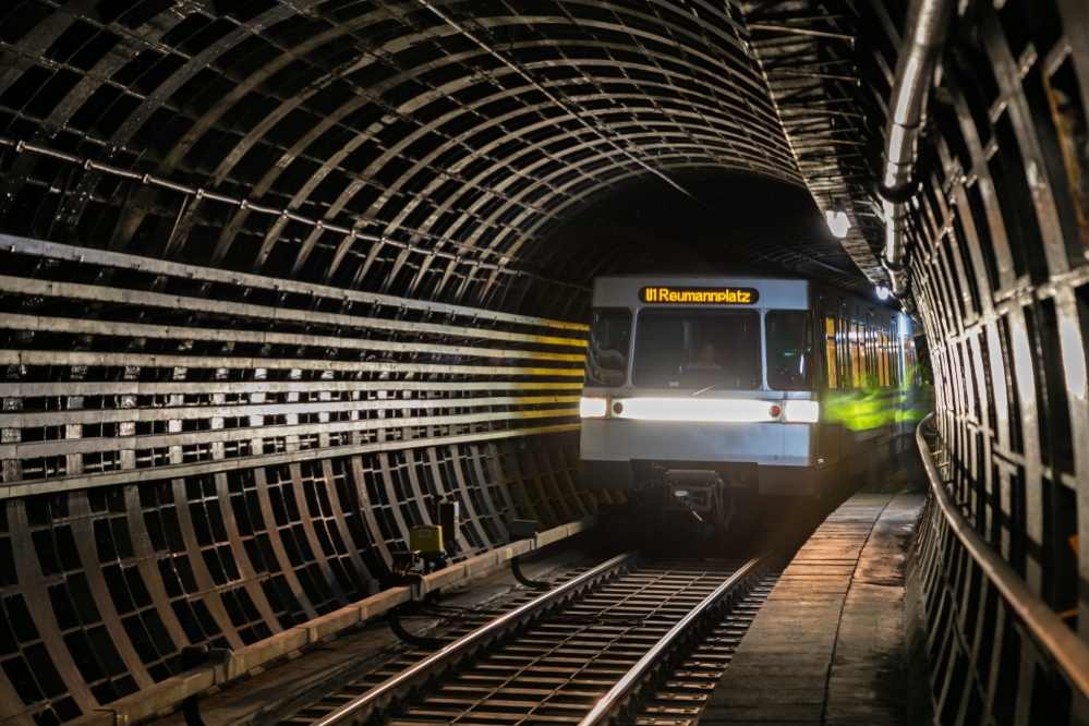 Zug der Linie U1 im Verbindungstunnel von der U4 zur U1 kurz vor dem Stephansplatz