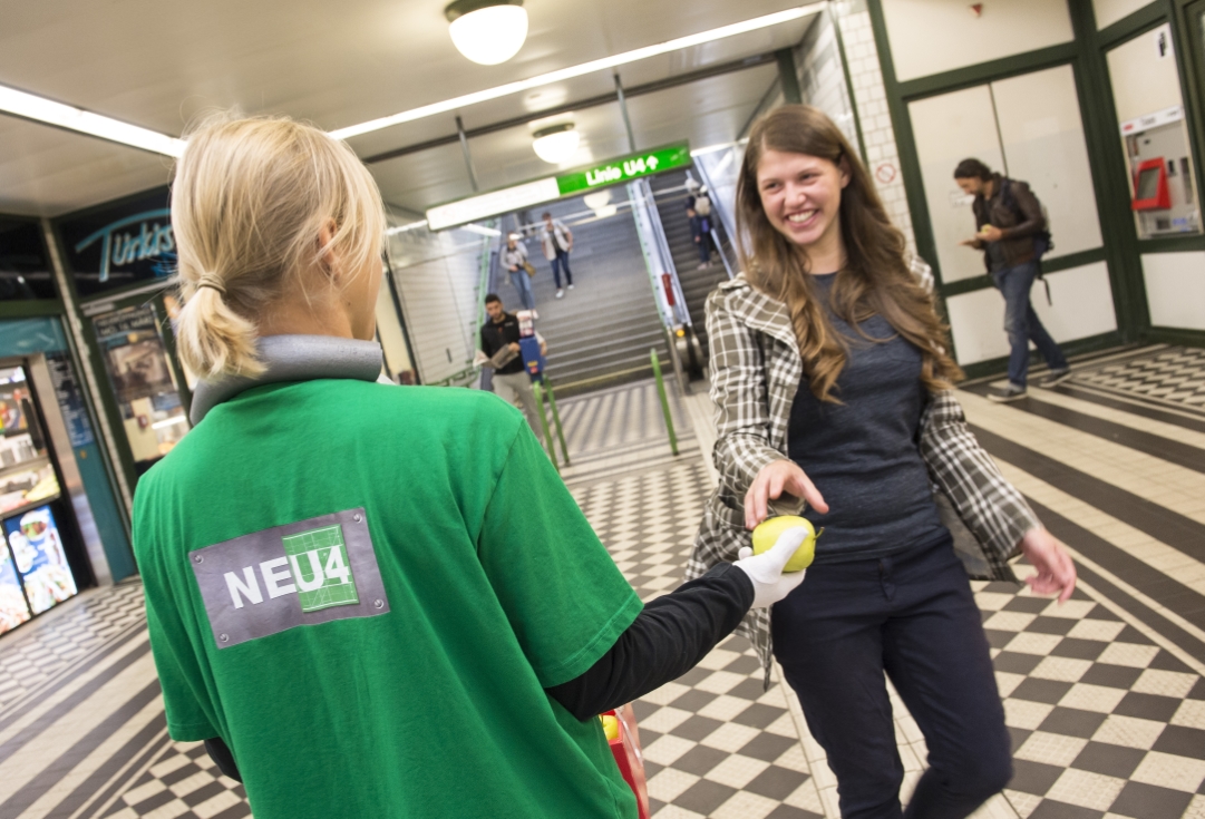 Nach der umfangreichen U4-Modernisierung ist die Linie U4 wieder auf ganzer Strecke bis Hütteldorf unterwegs. Promotoren verteilen in den Stationen Äpfel als Dankeschön an die Fahrgäste.