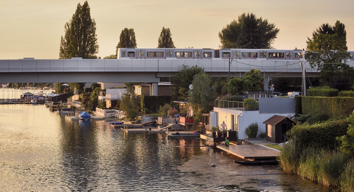 Zug der Linie U1 auf der Brücke über die Alte Donau.