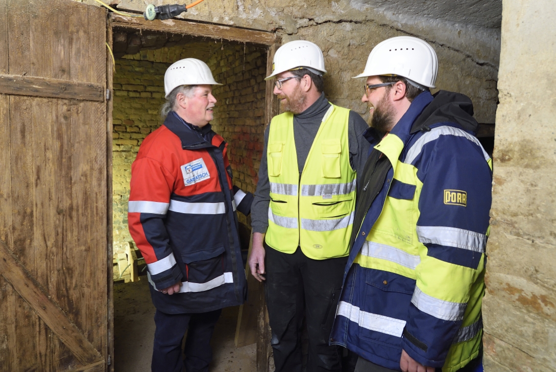 In des betroffenen Häusern oberhalb der geplanten U-Bahn-Tunnel der Linie U2 Richtung Süden werden Grabungen zur Feststellung der Qualität und Tiefe der Fundamente durchgeführt.