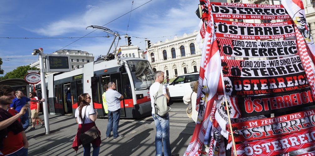 Fußballfans reisen mit der Straßenbahn zum Rathausplatz, der größten Fanarena für 'Public Viewing' in Wien.