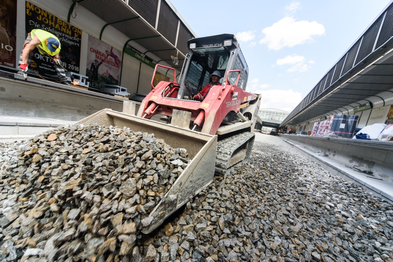 Errichtung des neuen Gleisuntergrundes im Bereich der Station Ober St. Veit.