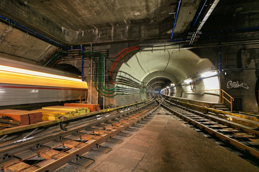 U1-Verbindungstunnel vom Stephansplatz zur U4-Strecke, mit Zug der Linie U1 Richtung Reumannplatz, August 2016