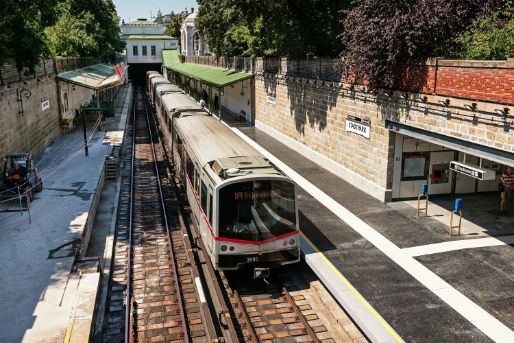 U4 Station Stadtpark, erster Bahnsteig und Stiegen wurden saniert. Juli 2016