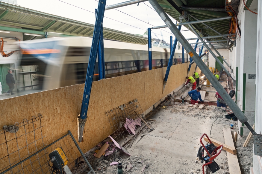 U6 Station Währingerstraße wird saniert, der alte Bahnsteig Richtung Siebenhirten wird abgerissen; April 2016