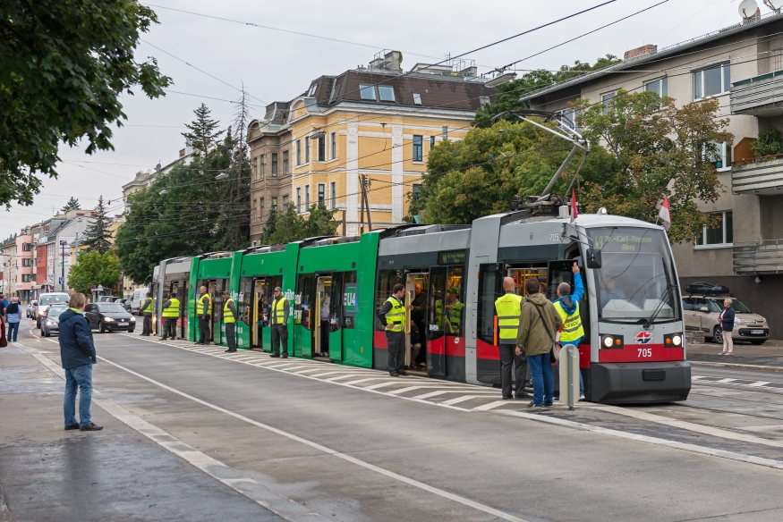 Linie 49 mit der Type B1 (Ulf) in Baumgarten, Weststadion als Verstärker, Juli 2016