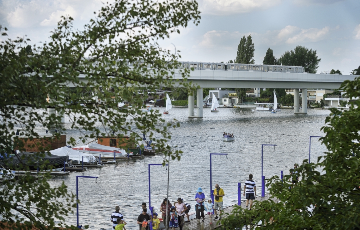 Zug der Linie U1 auf der Brücke über die Alte Donau.