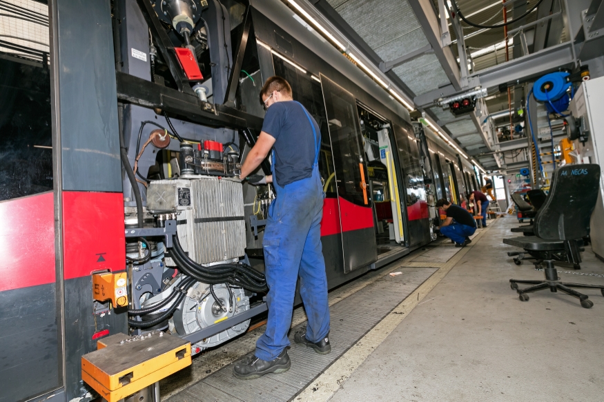 Arbeiten an einem Ulf in der Hauptwerkstätte  Simmering, August 2016