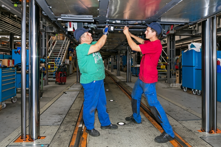 Arbeiten an einem Ulf auf einer Hebebühne in der Hauptwerkstätte  Simmering, August 2016