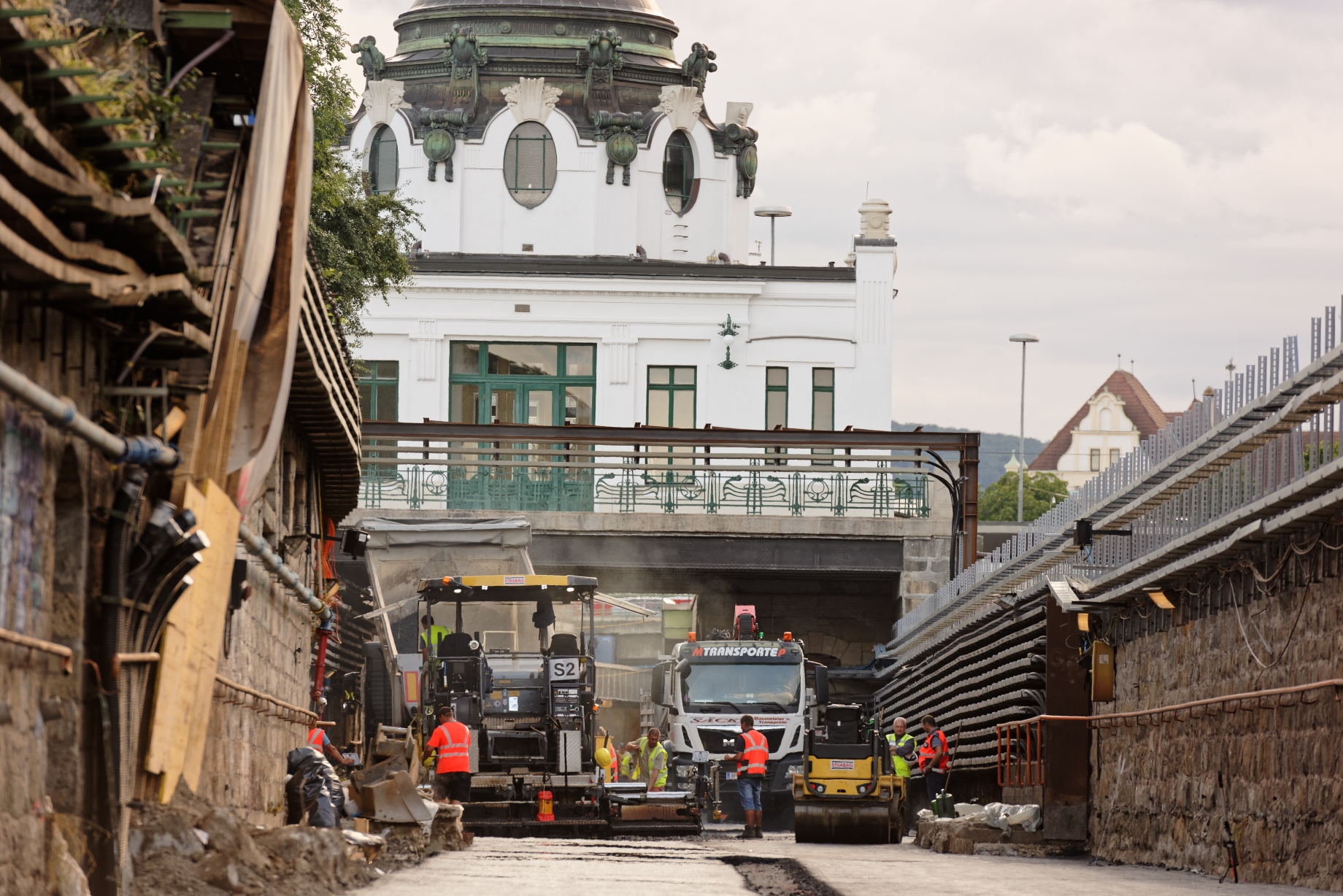 Asphaltierungsarbeiten im Bereich der Ubahn Station Hietzing