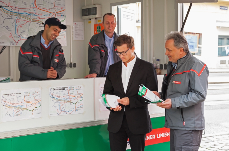 Mitarbeiter beim verteilen von Infomaterial zur U4-Sperre  mit Kunden, Jagdschloßgasse, April 16