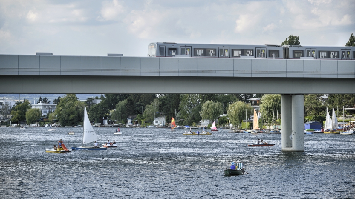 Zug der Linie U1 auf der Brücke über die Alte Donau.