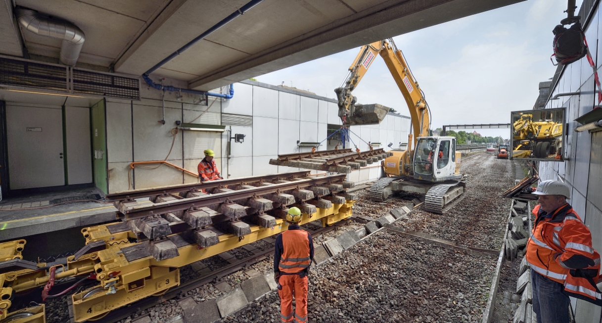 Im Bereich der Station Braunschweiggasse werden die Schienen demontiert.