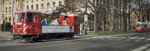 Heuer erstmals wird eine mit Ostermotiven dekorierte Lore der Wiener Linien in der Stadt untwegs sein, Hier auf dem Ring vor dem Naturhistorischen Museum.