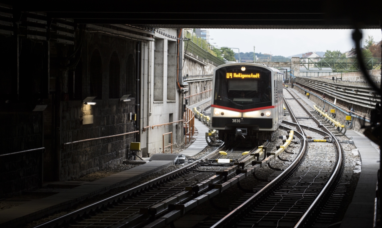 Nach der umfangreichen U4-Modernisierung ist die Linie U4 wieder auf ganzer Strecke bis Hütteldorf unterwegs. Zug der Linie U4 mit Fahrgästen bei der Einfahrt in die Station Hietzing.