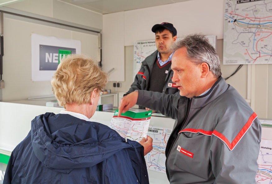 Mitarbeiter beim verteilen von Infomaterial zur U4-Sperre  mit Kunden, Jagdschloßgasse, April 16