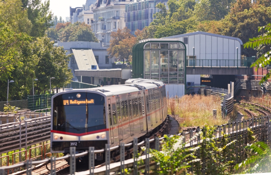 U-Bahn Zug der Linie U4 bei der Station Friedensbrücke, Fahrtrichtung Heiligenstadt, August 2016