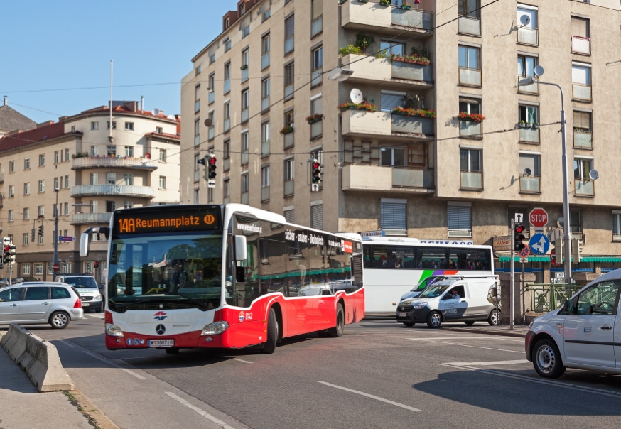 Neue Mercedes Busse auf der Linie 14a, Linke Wienzeile, Reinbrechtsdorferbrücke, Juni 2016
