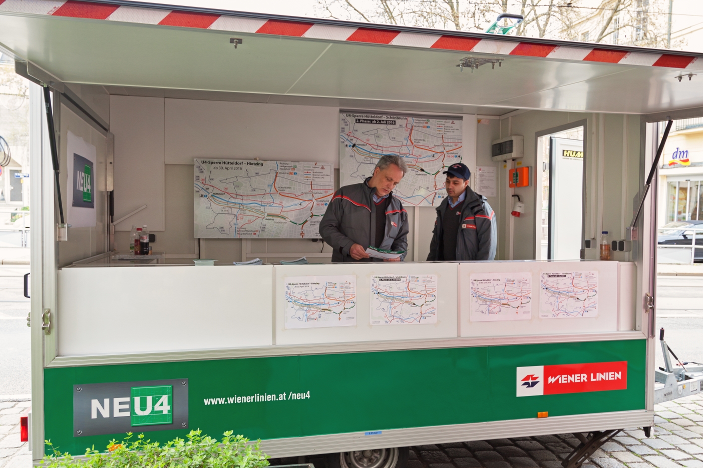 Mitarbeiter im U-4 Infobus, Jagdschloßgasse, April 16