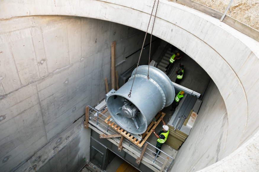 Im Bereich der U1 Baustelle Troststraße werden neue Ventilatoren geliefert