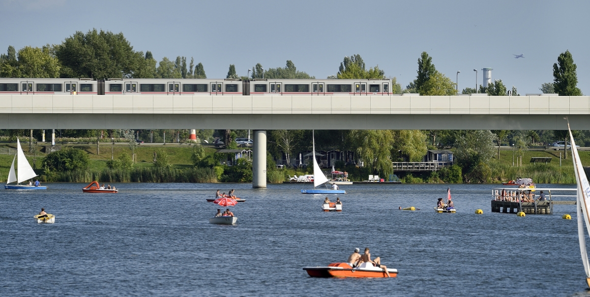 Zug der Linie U1 auf der Brücke über die Alte Donau.