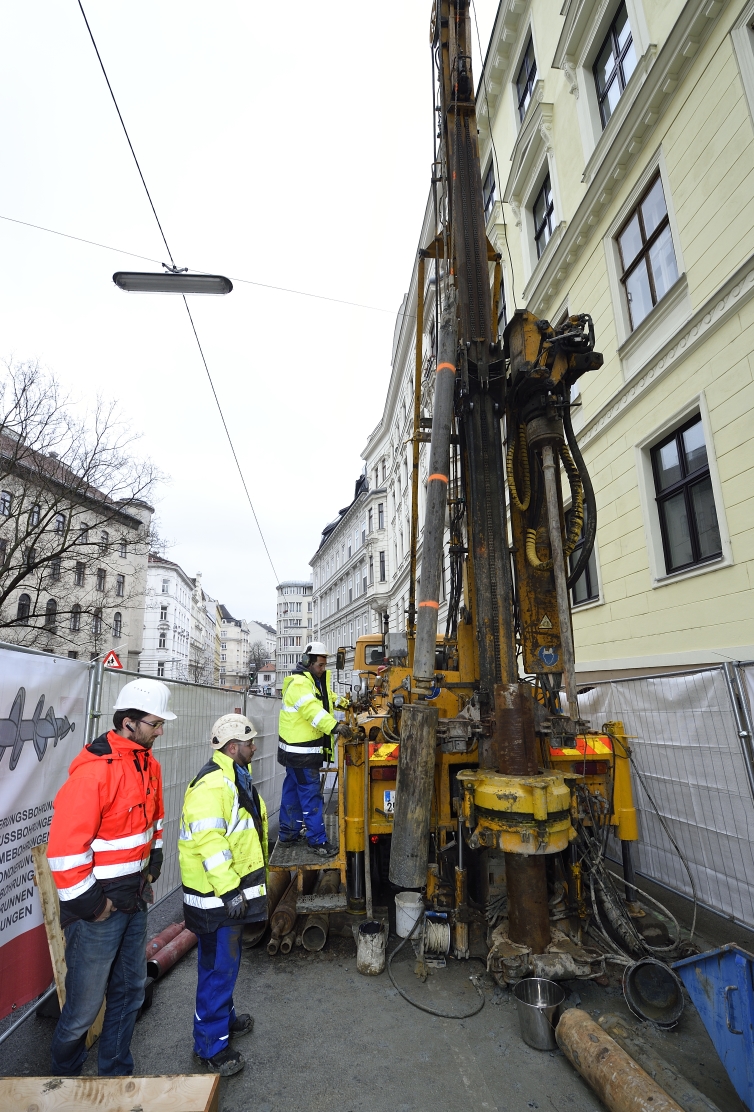 Probebohrungen entlang der geplanten Trasse der U-Bahn der Linie U2 Richtung Süden, hier in Wien Mariahilf.