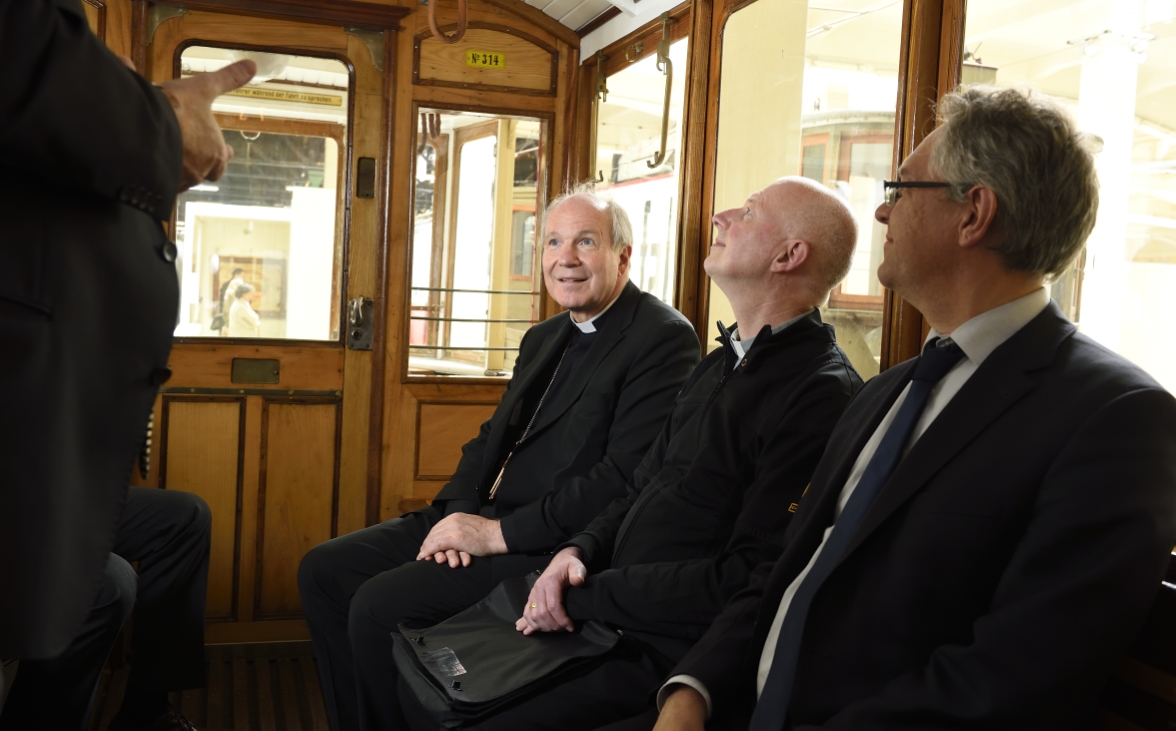 Kardinal Christoph Schönborn besucht das Verkehrsmuseum 'Remise' der Wiener Linien. Im Bild von links: Kardinal Christoph Schönborn, Thomas J. Lambrichs, Dechant für den dritten Bezirk