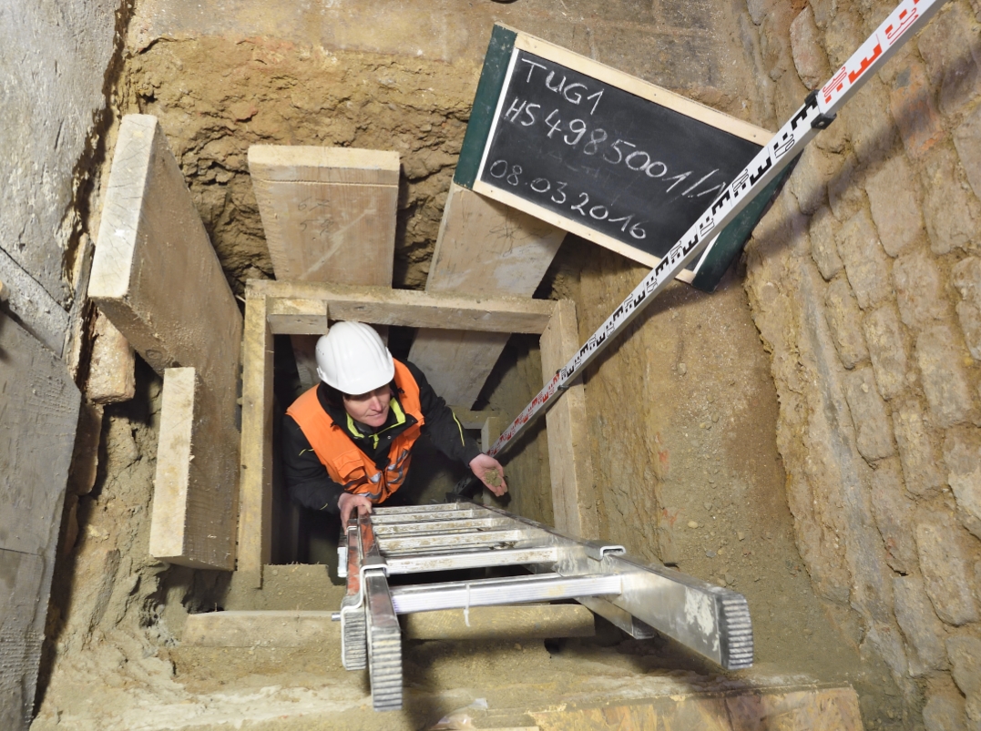 In des betroffenen Häusern oberhalb der geplanten U-Bahn-Tunnel der Linie U2 Richtung Süden werden Grabungen zur Feststellung der Qualität und Tiefe der Fundamente durchgeführt.