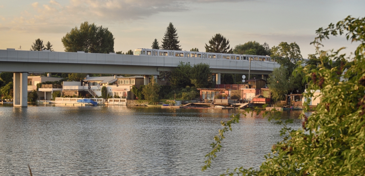 Zug der Linie U1 auf der Brücke über die Alte Donau.