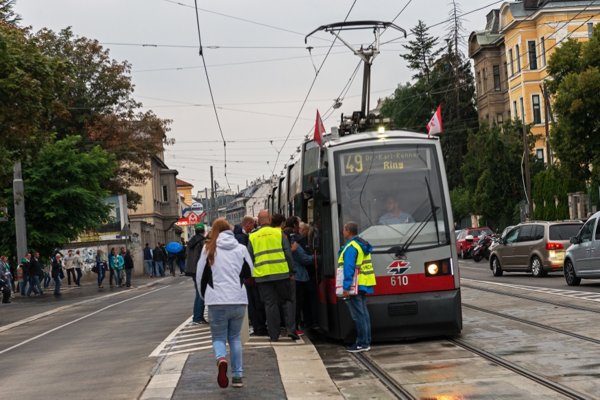 Linie 49 mit der Type B(Ulf) in Baumgarten, Weststadion als Verstärker, Juli 2016