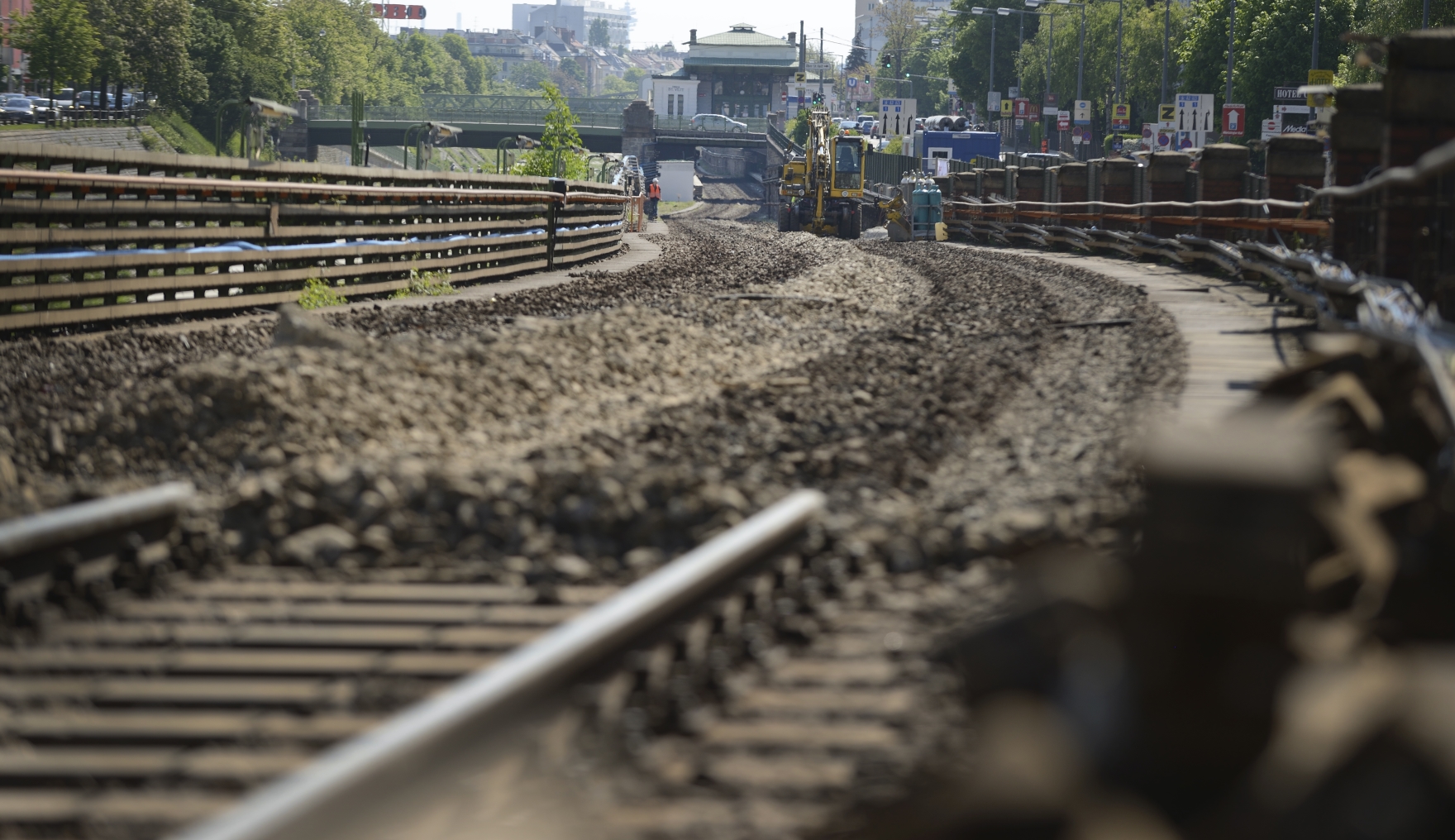 In der ersten Bauphase werden die Schwellen und Schienen abgetragen.