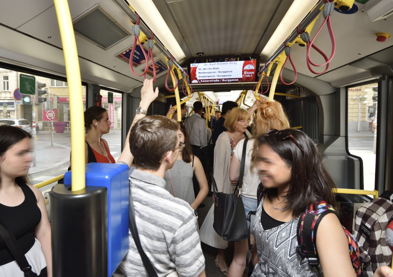 Bus der Linie 48A im Bereich Burggasse.