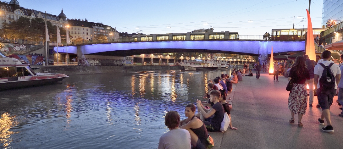 Straßenbahn der Linie 2 auf der Marienbrücke.