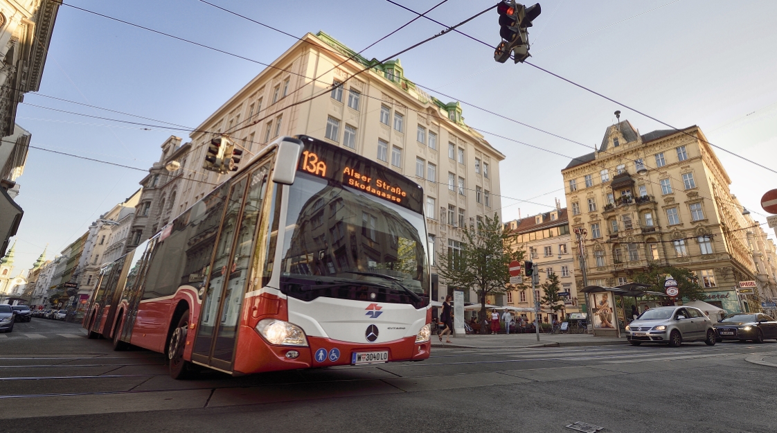 Autobus der Linie 13 A am Siebsternplatz.