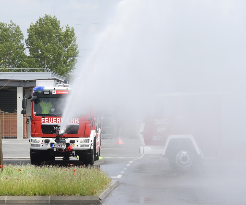 Das neue Einsatzfahrzeug der Betriebsfeuerwehr der Hauptwerkstätte der Wiener Linien im Testeinsatz.