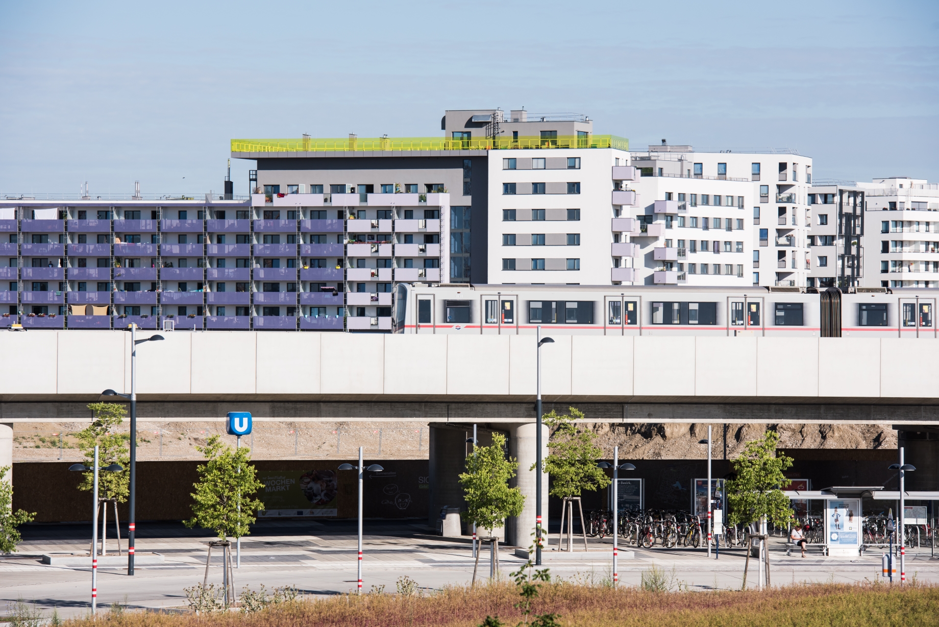 U2 in Station Seestadt, Wohnbauten im Hintergrund