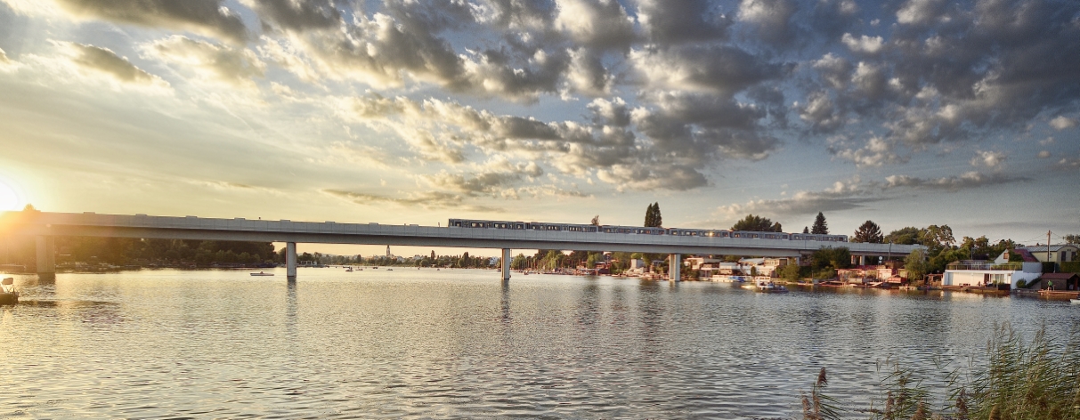 Zug der Linie U1 auf der Brücke über die Alte Donau.