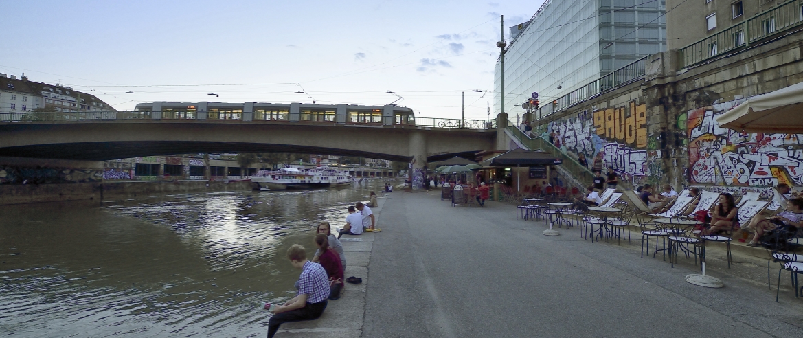 Straßenbahn der Linie 2 auf der Marienbrücke.