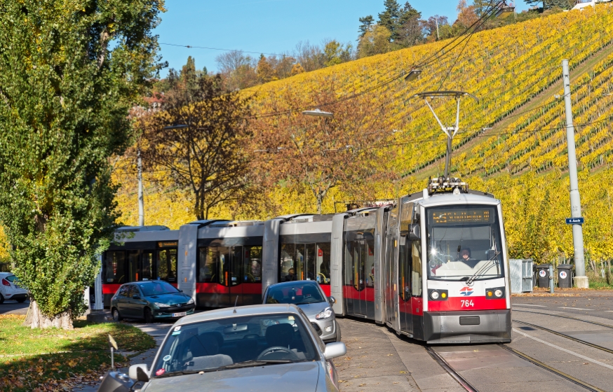 Linie 43 mit Ulf Type B1  in Dornbach mit Weinberg, Oktober 2016