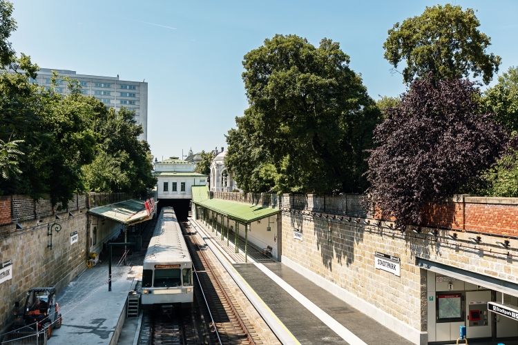 U4 Station Stadtpark, erster Bahnsteig und Stiegen wurden saniert. Juli 2016